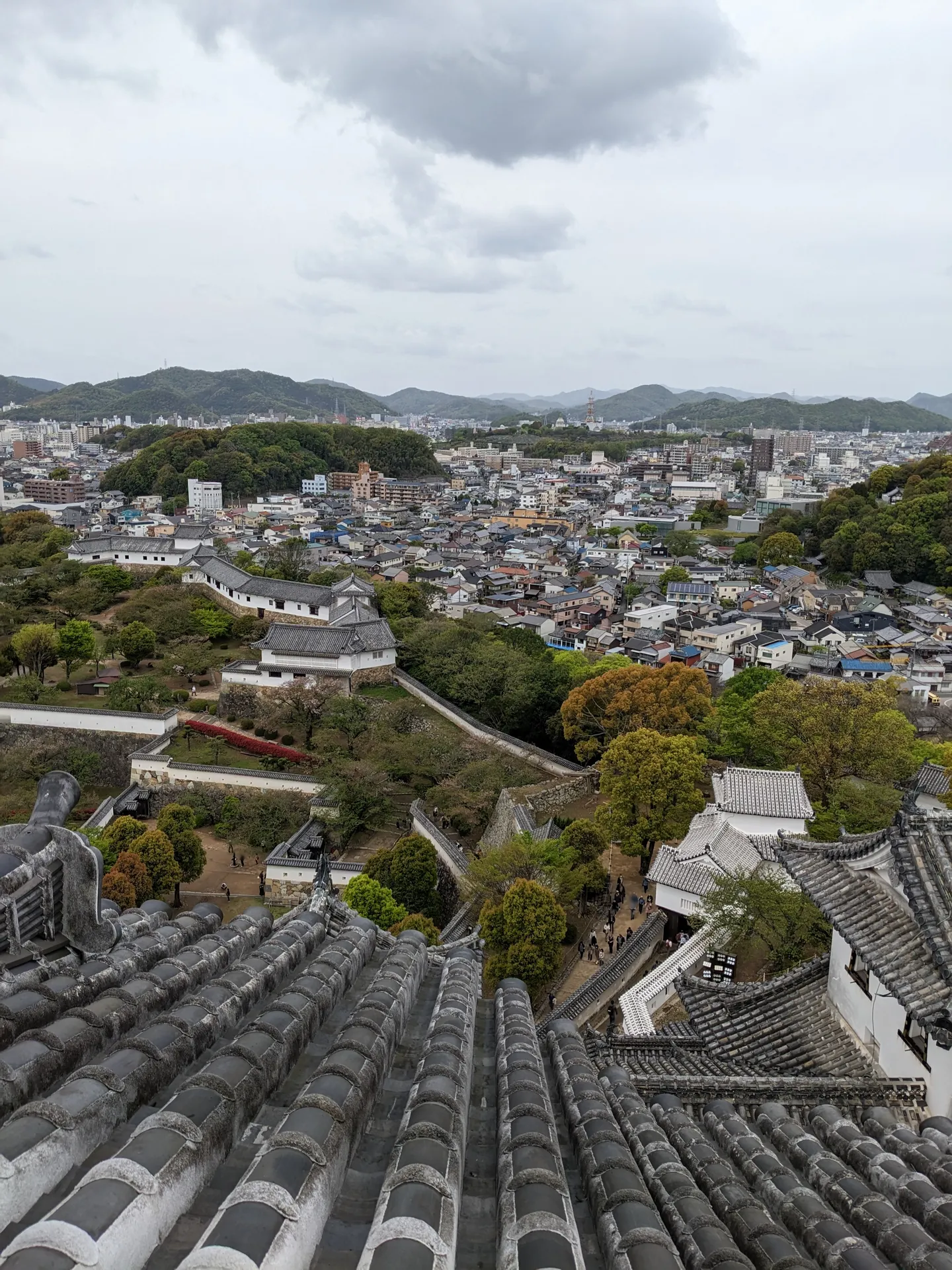 大天守の上の階から見下ろした、櫓の瓦屋根と姫路の町