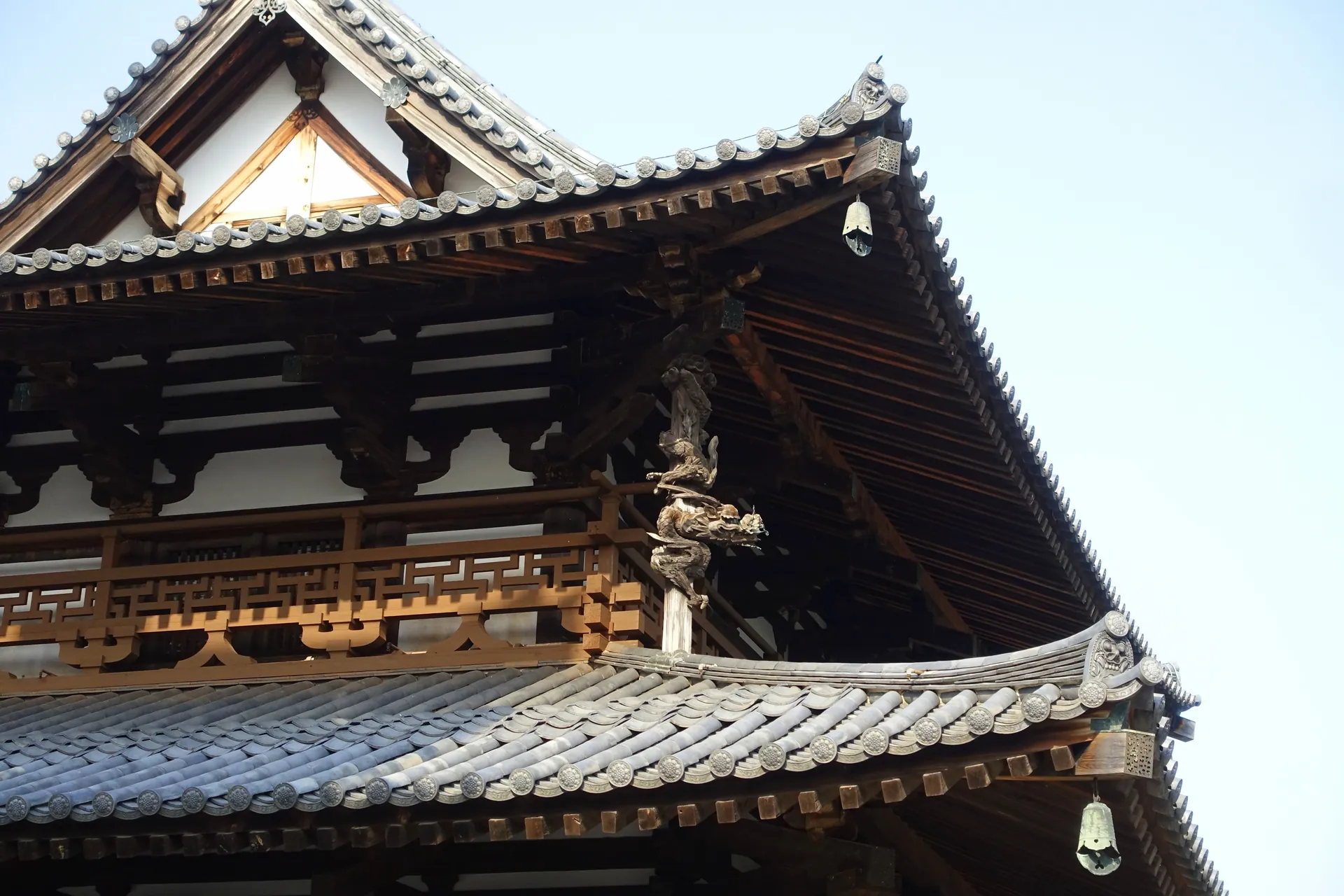 金堂の軒を下から見上げた写真。屋根の下に雲の形の組物が並ぶ